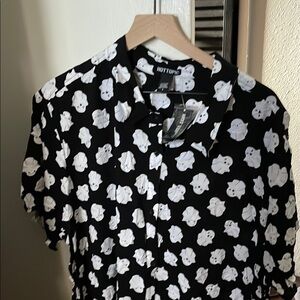 Hot Topic Black and White Skull Pattern Shirt